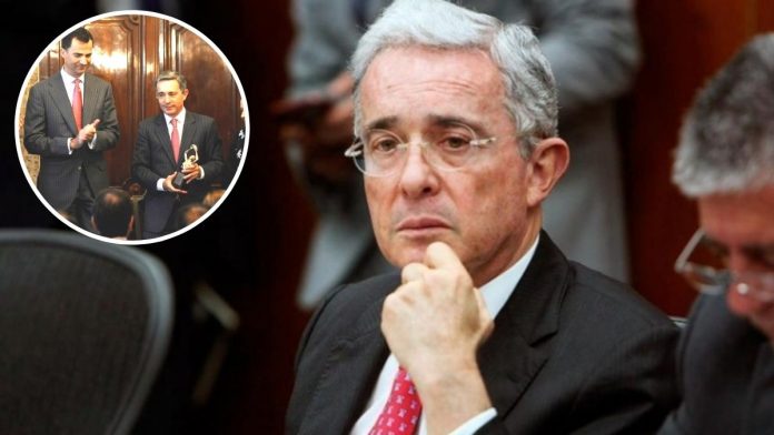 Retiran Premio Libertad Cortes de Cádiz a Álvaro Uribe