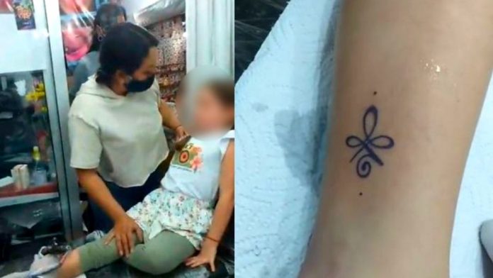 Madre obliga a su hija a tatuarse