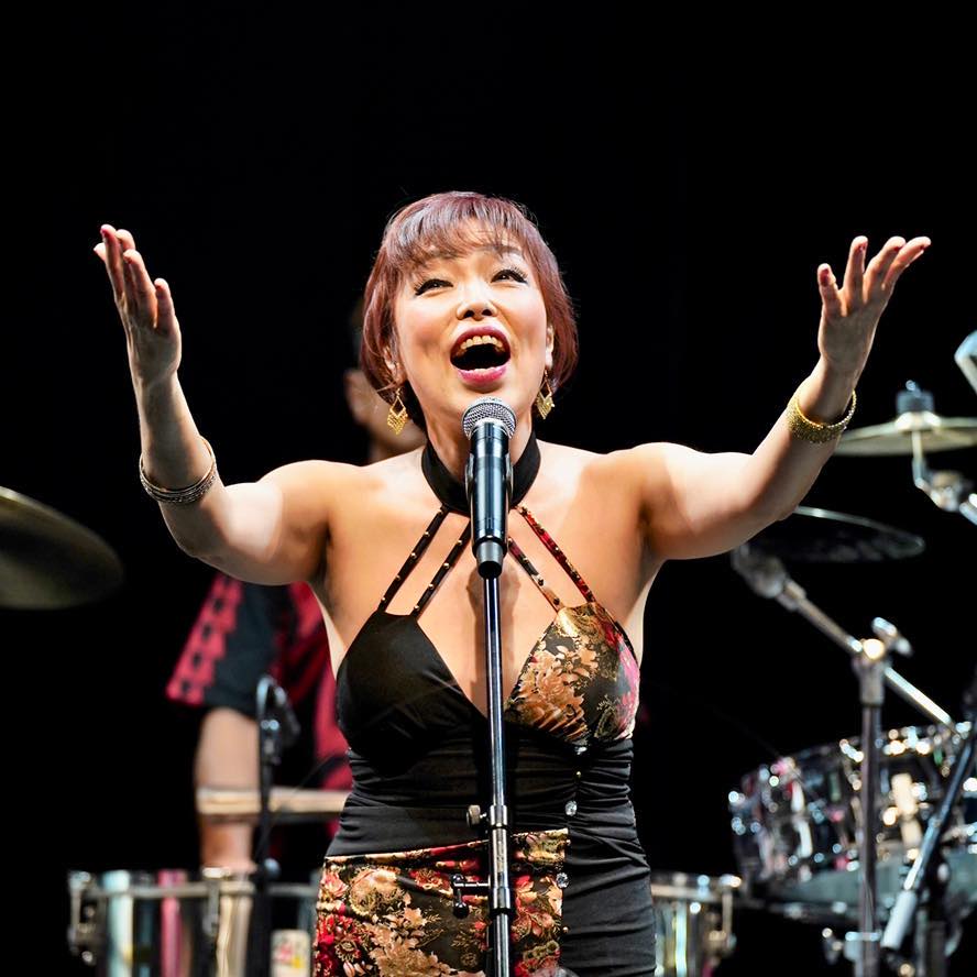 Nora Suzuki, vocalista de la Orquesta de la luz.
