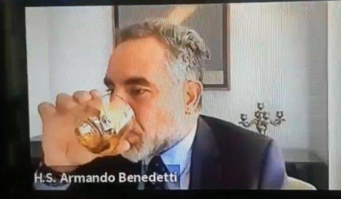 Armando Benedetti tomando Whisky
