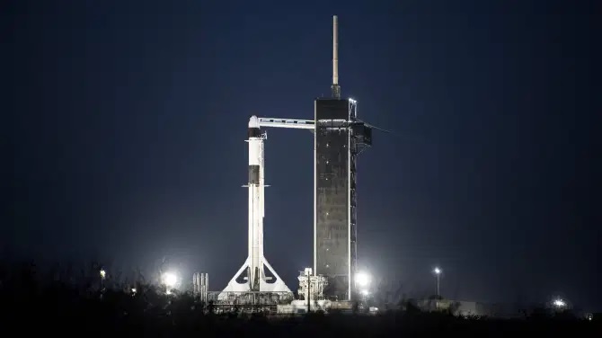 La cápsula SpaceX Crew Dragon, el Endeavour, encima de un cohete Falcon 9 antes del lanzamiento Crédito AFP