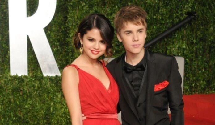 Selena Gomez y Justin Bieber enloquecieron a los fanáticos cuando se hicieron oficiales en la fiesta de los Oscar de Vanity Fair en 2011