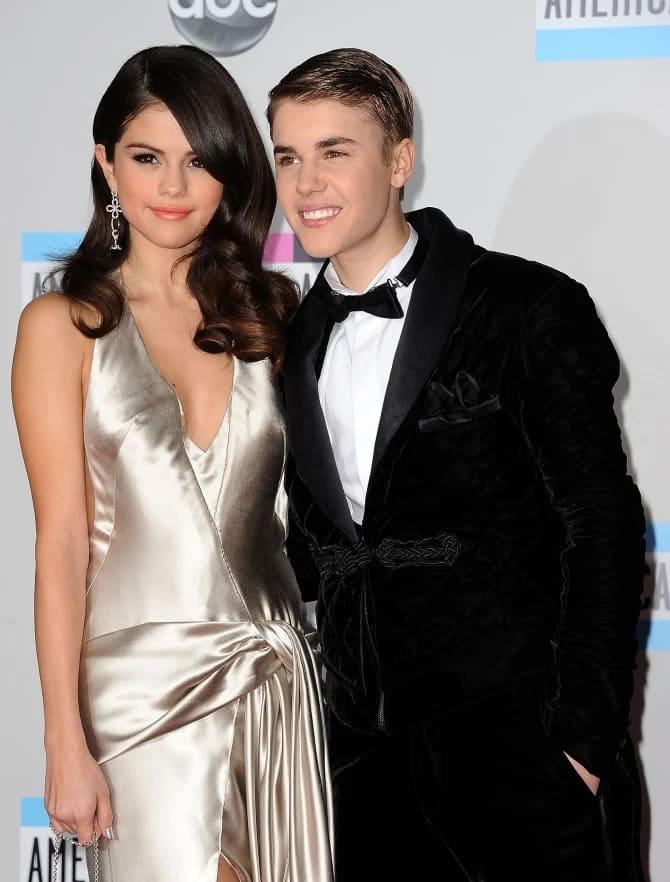 Selena Gomez y Justin Bieber pasaron años teniendo una relación desordenada intermitente Crédito Getty Images