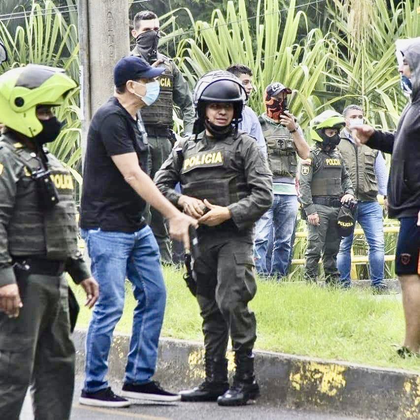 El 28 de mayo, el paramilitar urbano Diego Quiroz disparó contra los manifestantes en Cali.