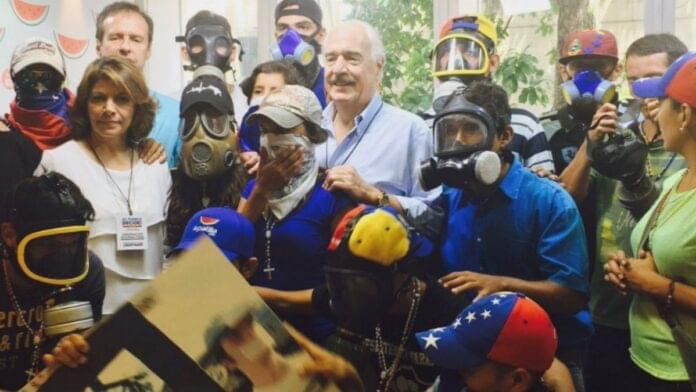 La polémica foto de Pastrana en Venezuela