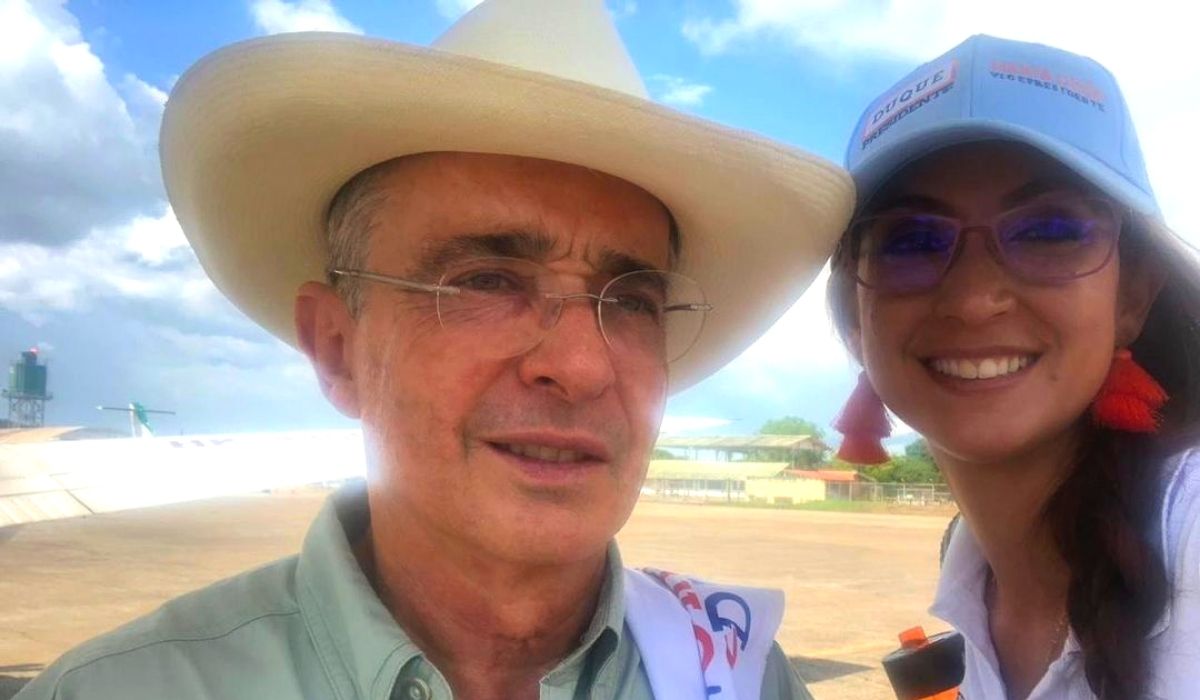 Jennifer Arias y Álvaro Uribe transportándose en las aeronaves del narcotráfico