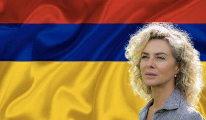 Margarita Rosa apoya la bandera al revés