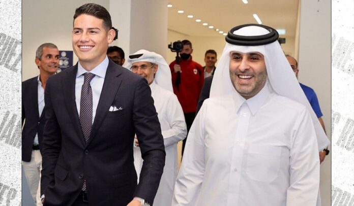 James Rodríguez sonríe al llegar al estadio Al Rayyan tras firmar contrato y acabar con el exilio del Everton