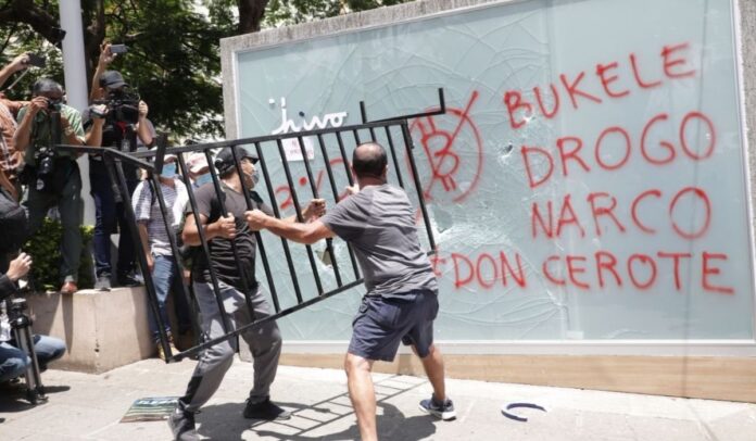 Quebraron los vidrios del cajero Chivo, en la Plaza Gerardo Barrios en San Salvador. Foto DES