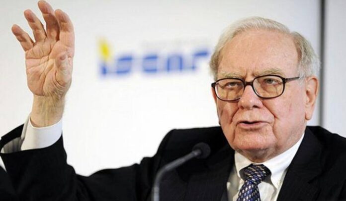 Warren Buffett, uno de los hombres más ricos del mundo, con una fortuna de 100,000 millones de dólares según la revista Forbes