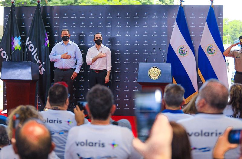 Nayib Bukele se hace presente, junto a Enrique Beltranena, presidente de Volaris, al inicio de operaciones de Volaris El Salvador como aerolínea de bandera nacional.