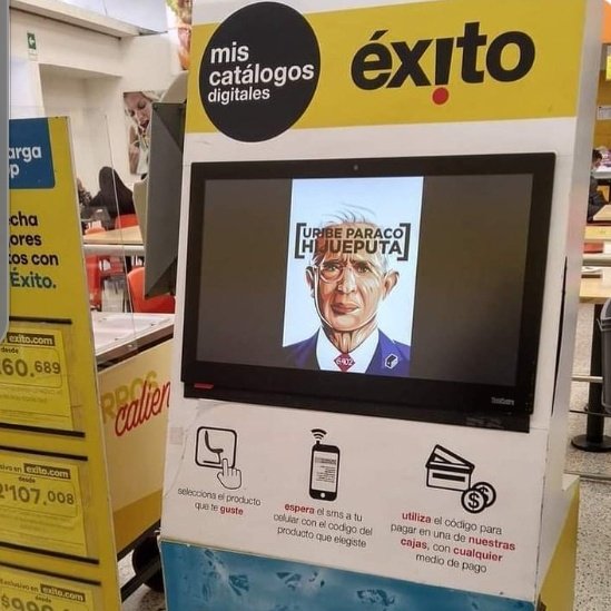 Uribe paraco hijueputa, dice el afiche digital de Éxito