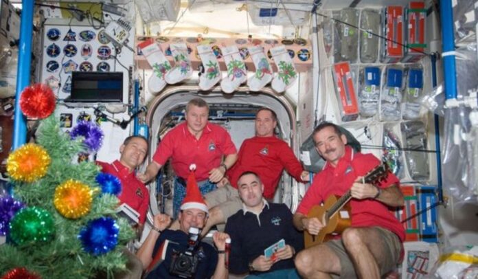 Los astronautas celebran la Navidad en la EEI con su propio árbol de Navidad (Imagen NASA)
