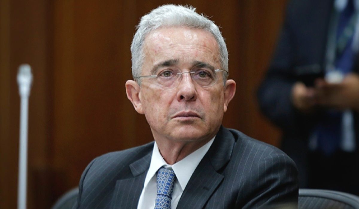 Cae imagen favorable de Uribe
