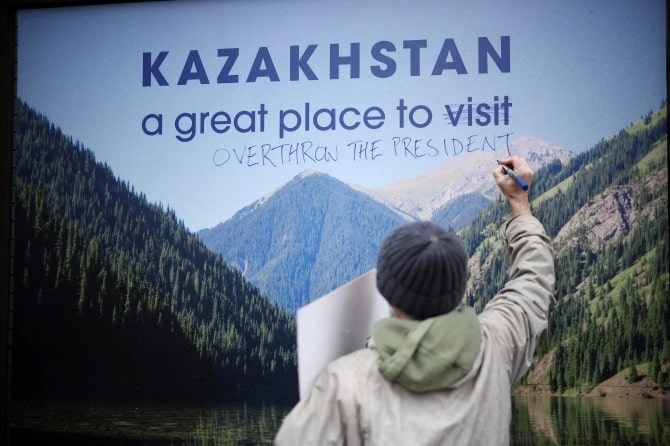 Manifestantes kazajos quieren que el presidente Kassym-Jomart Tokayev sea destituido del poder. Crédito Reuters