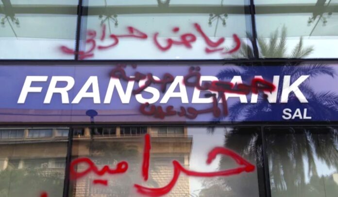 Un grafiti que acusa al banco de ser ladrones está escrito en la fachada de una tienda en Beirut, Líbano. Las restricciones gubernamentales han limitado severamente los retiros bancarios desde 2019