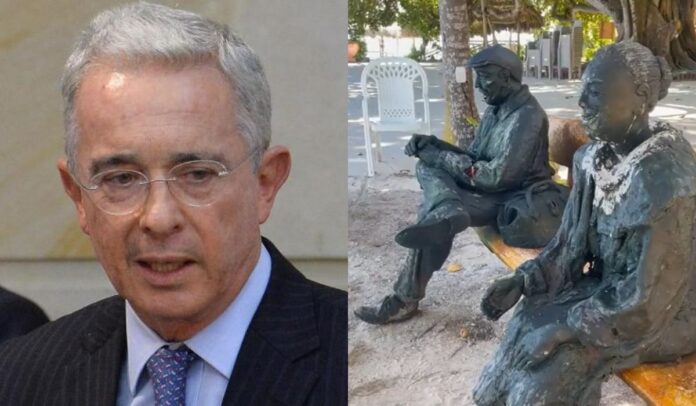 Uribe habla con dos estatuas