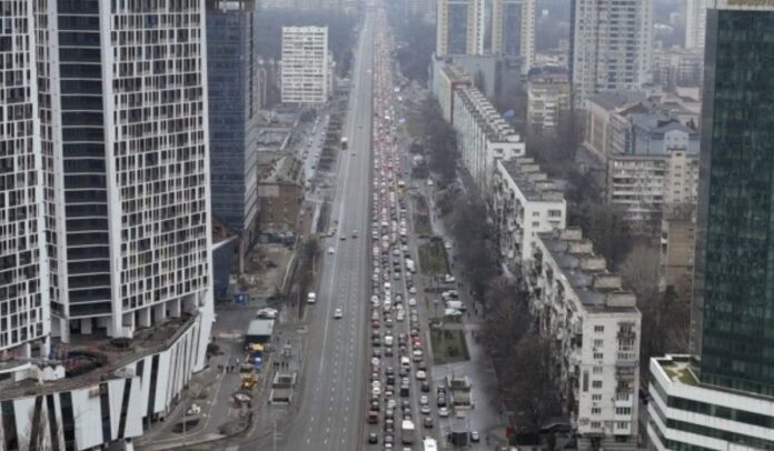Cientos de autos se alinean en su salida de la ciudad de Kiev