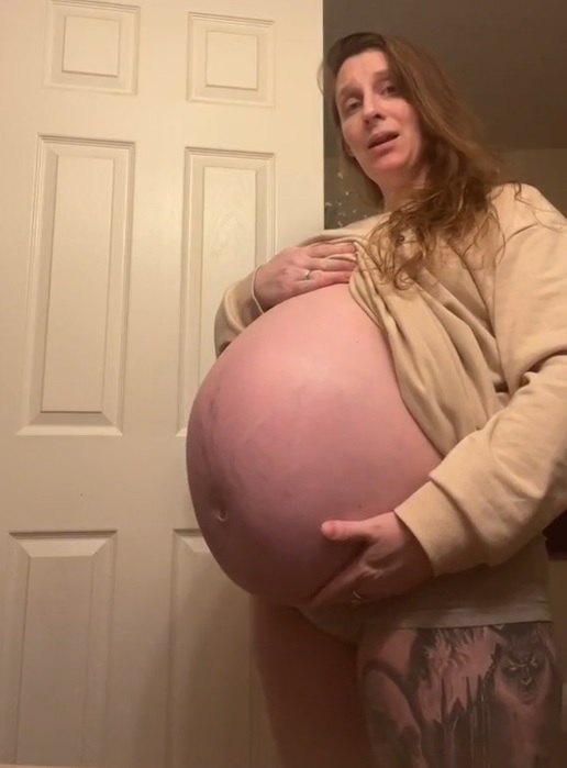 En realmente una barriga grande, pero la madre dice que su embarazo va bien