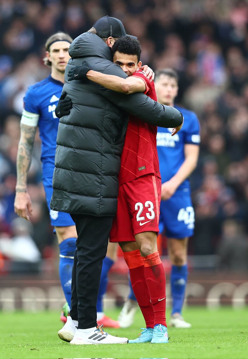 Klopp abraza a Luis Díaz luego del triunfo de Liverpool