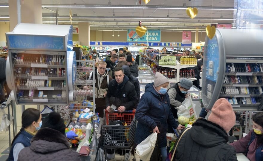 La gente espera para pagar en un supermercado abarrotado en Kharkiv