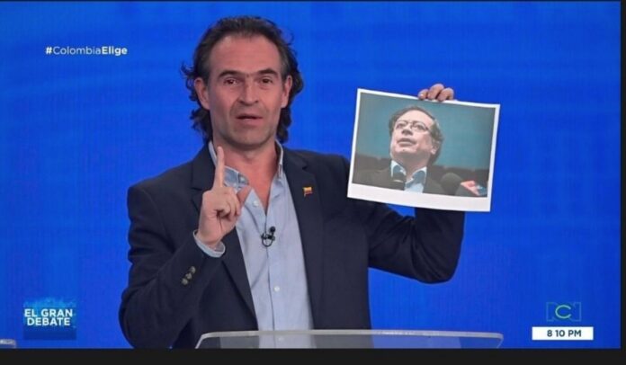 Fico Gutiérrez lleva foto de Gustavo Petro al debate