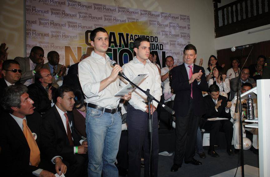 Juan Manuel Santos con los hijos de Álvaro Uribe Vélez