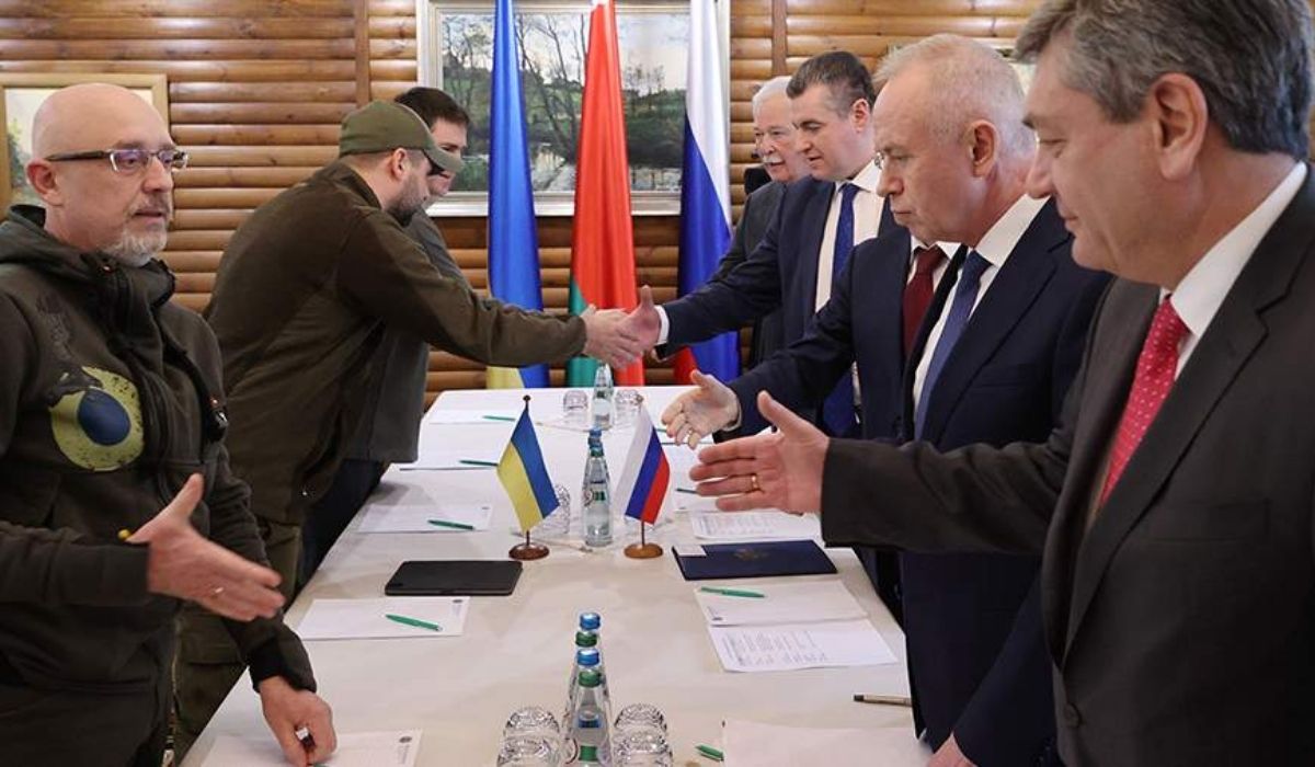 Los miembros de las delegaciones de la Federación de Rusia y Ucrania se dieron la mano antes del inicio de las negociaciones