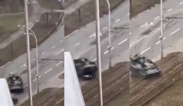 Tanque militar de Ucrania que aplasta un carro fue pasado como tanque de Rusia