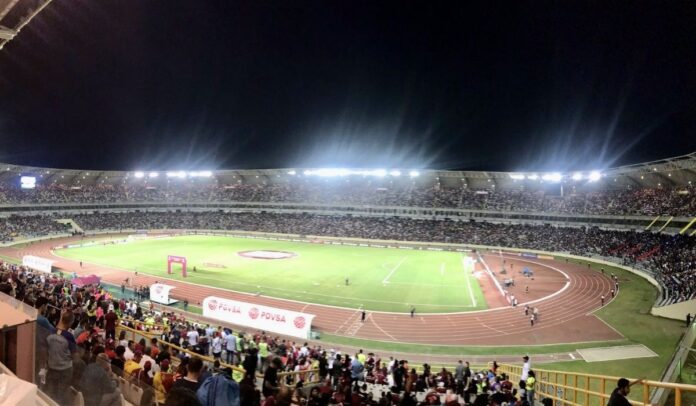 Venezolanos llenaron el estadio Cachamay