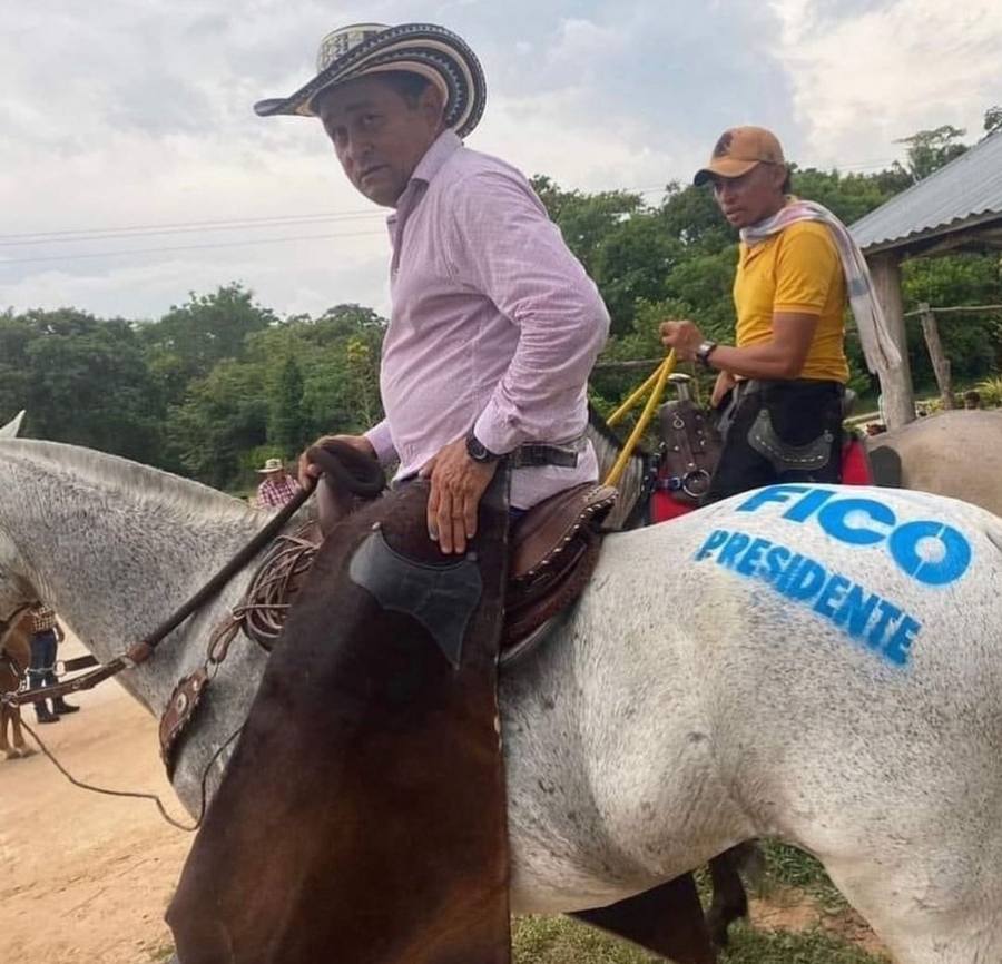 En el Magdalena caballistas apoyando a Fico pintando con aerosol sus caballos