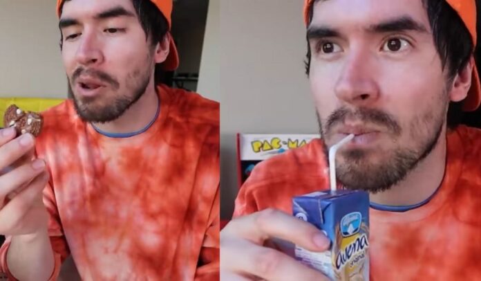 Germán Garmendia probando dulces colombianos