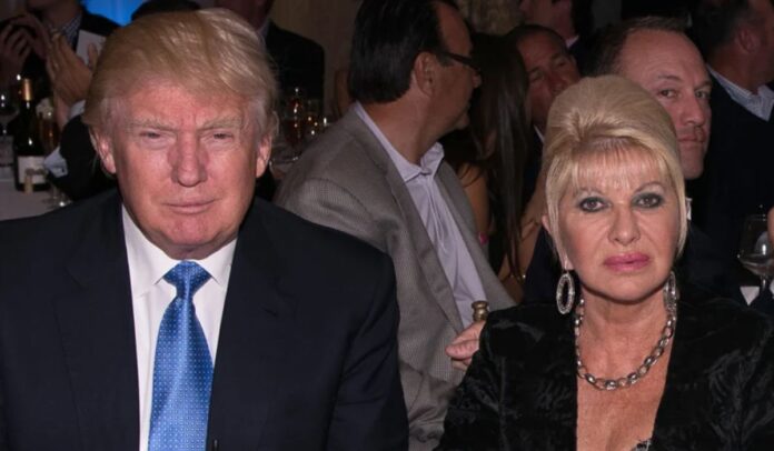 Donald e Ivana Trump asisten al octavo torneo anual de golf de Eric Trump en el Trump National Golf Club Westchester en Briarcliff Manor, Nueva York, en 2014