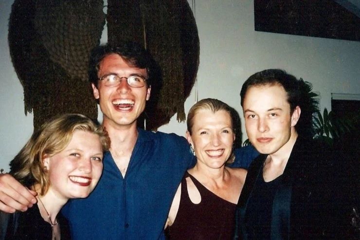 El 50 cumpleaños de Maye Musk en Silicon Valley a fines de la década de 1990. De izquierda a derecha, su hija, Tosca; su hijo Kimbal; mayo; y su hijo Elón