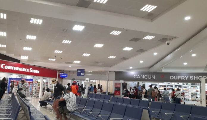 Colombianos son retenidos en Aeropuerto de Cancún