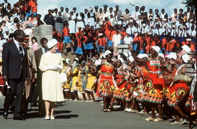 La reina Isabel II llega a Nairobi durante su visita de estado a Kenia en 1983