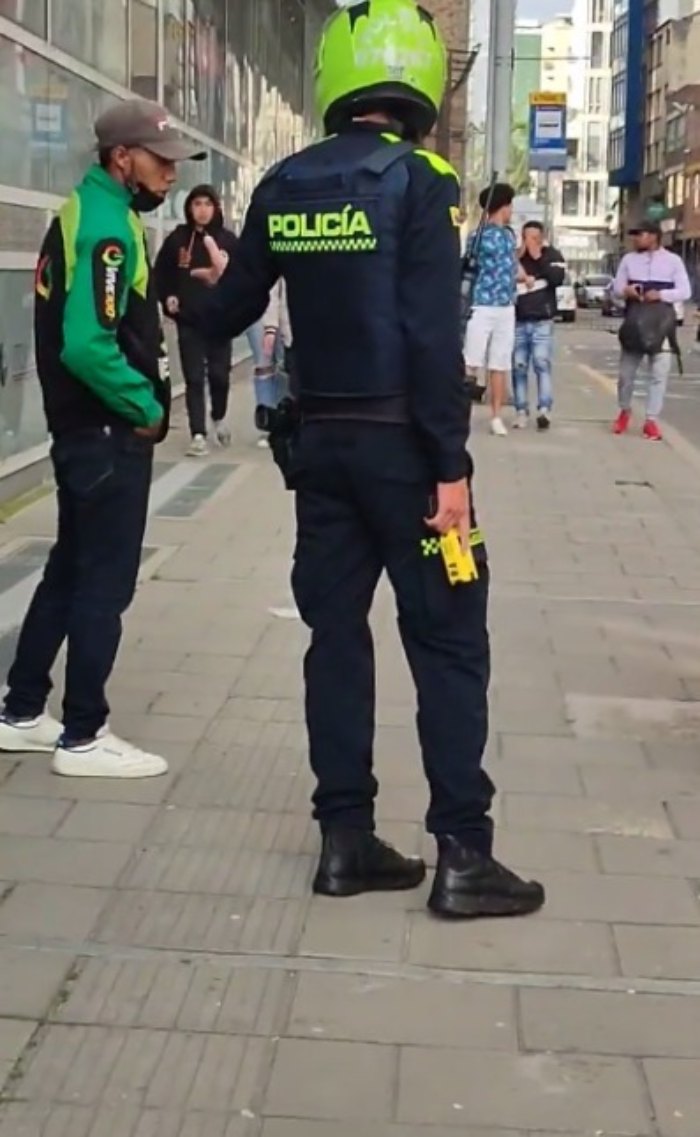 En la grabación se puede observar como el policía con taser en mano increpa al joven.