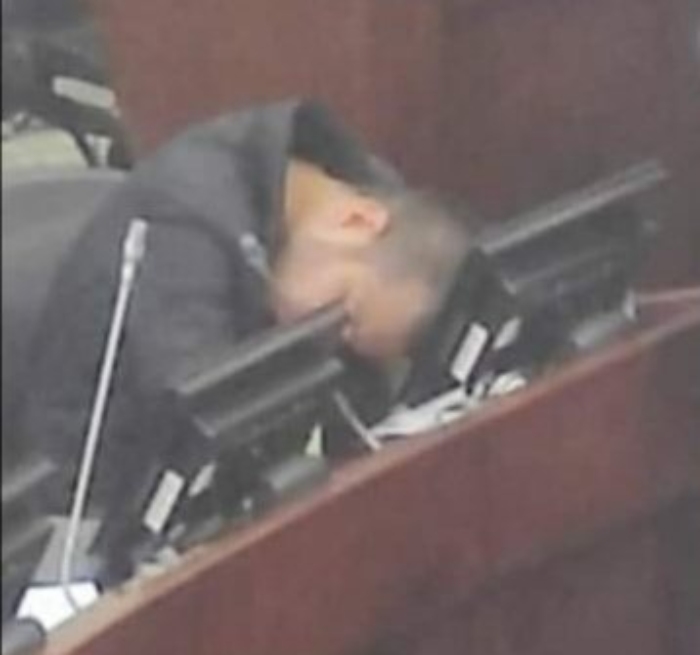 En redes sociales circula una foto del senador de Alianza Verde donde se puede ver dormido.