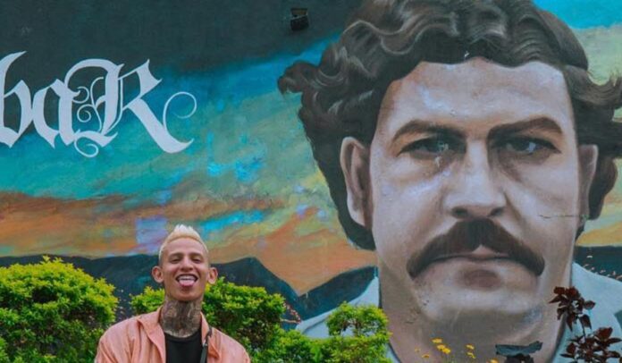 Polémicas fotos de La Liendra junto al mural de Pablo Escobar