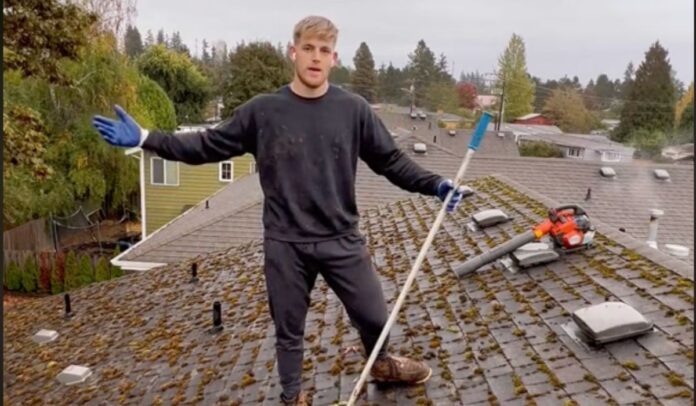 Un hombre en Estados Unidos asegura que le pagan hasta 200 dólares por limpiar los techos y canaletas. Créditos: TikTok / @spencerclaeys.