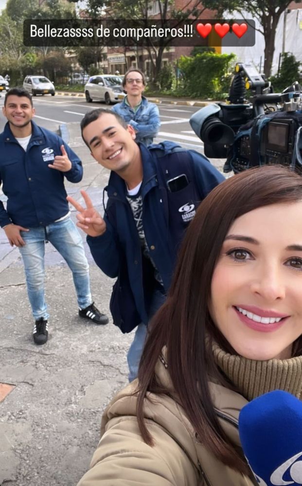 Alejandra Giraldo junto a sus compañeros de Noticias Caracol