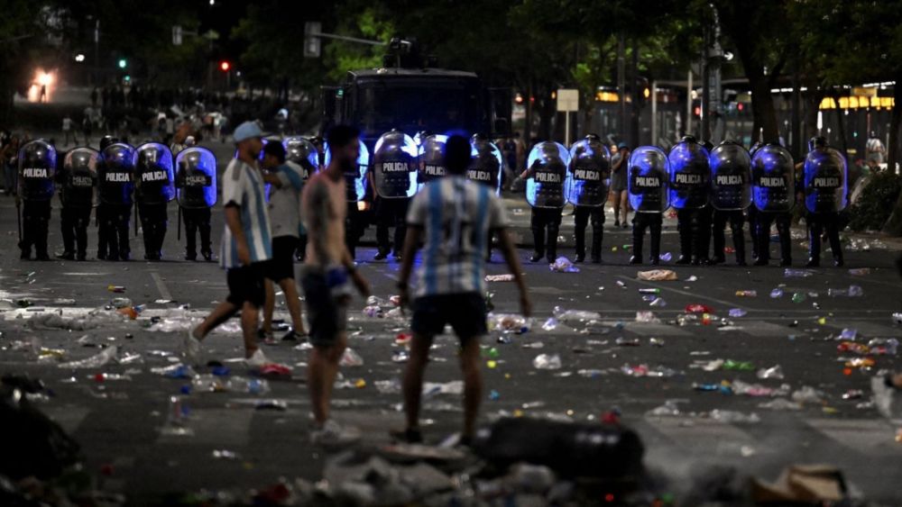 La policía fue agredida por hinchas argentinos en medio de los festejos del martes.