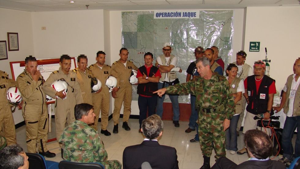 Miembros del ejército colombiano encubiertos como trabajadores de misiones humanitaria en la Operación Jaque