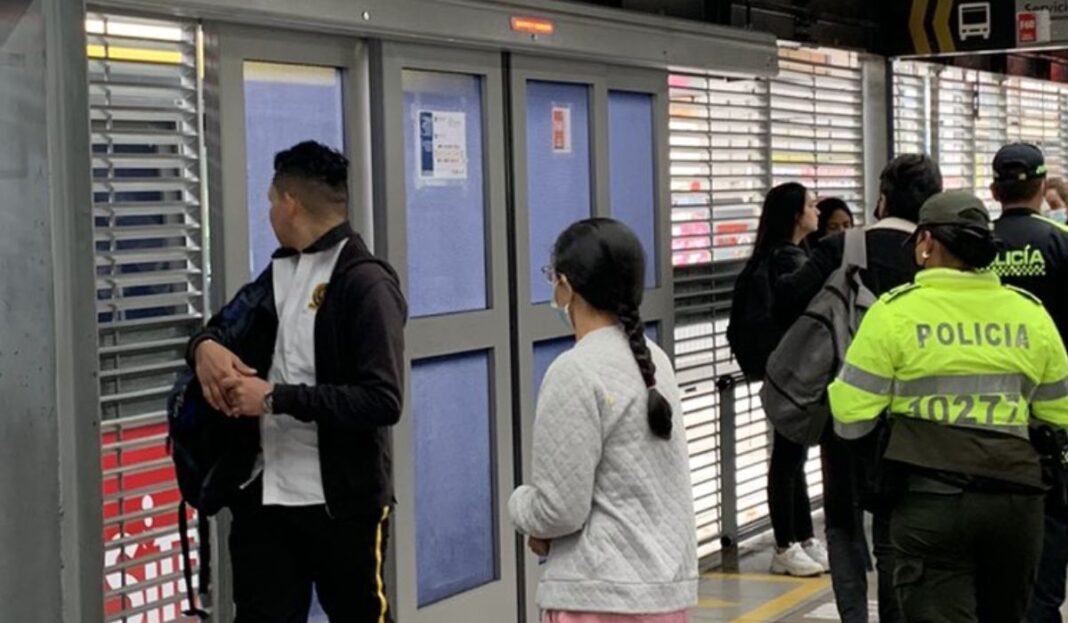 Ya Inici La Instalaci N De Las Puertas Anticolados En Transmilenio