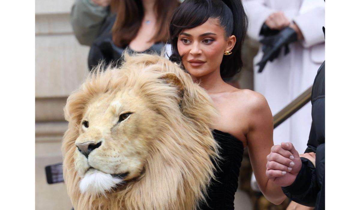 La cabeza de león macho increíblemente realista, completa con una melena completa, fue cosida en el corpiño del pecho de Kylie
