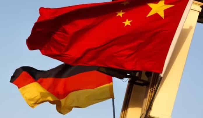 Las banderas nacionales de Alemania y China ondean en la plaza de Tiananmen