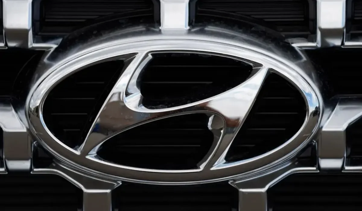 El logotipo de la empresa Hyundai se muestra en un automóvil