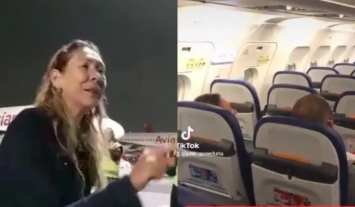 La mujer estaba molesta por el retraso de un vuelo.
