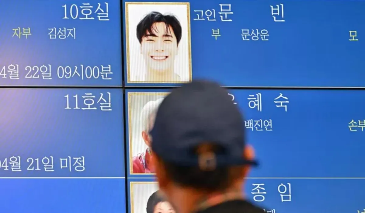 Un retrato de Moonbin afuera de una funeraria en un hospital de Seúl. Créditos AFP