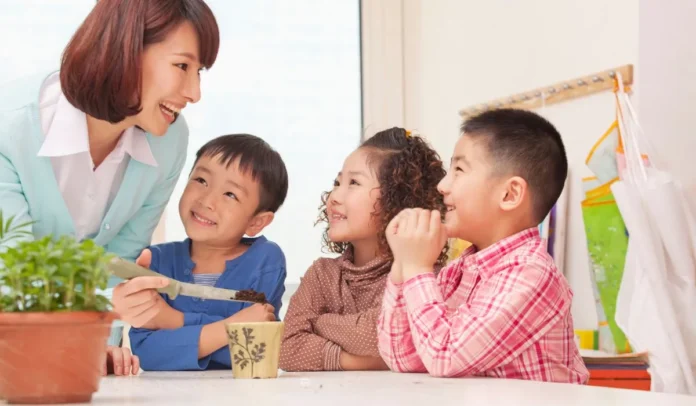 Los jóvenes mencionan los altos costos del cuidado de los niños y la educación